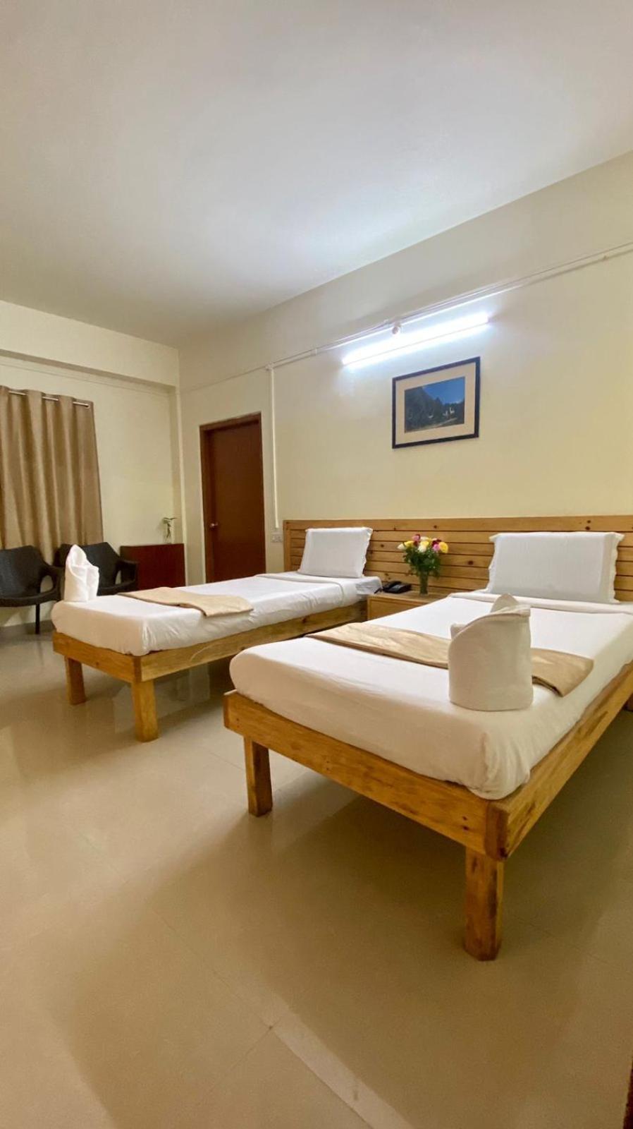 Hotel Travellers Inn Shillong Bagian luar foto