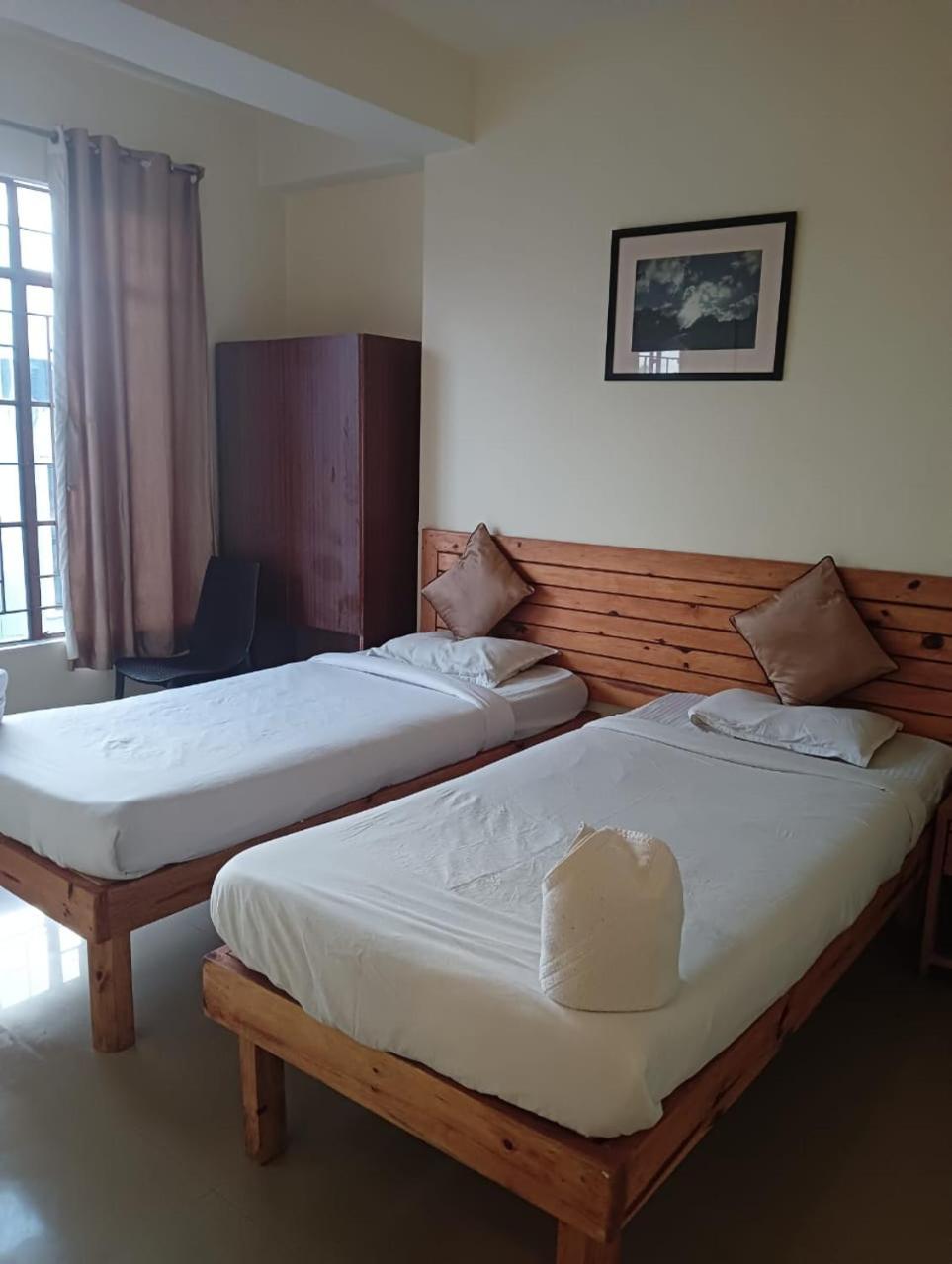 Hotel Travellers Inn Shillong Bagian luar foto