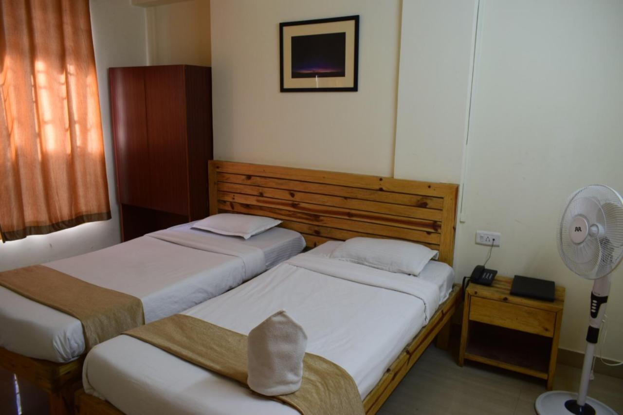 Hotel Travellers Inn Shillong Bagian luar foto